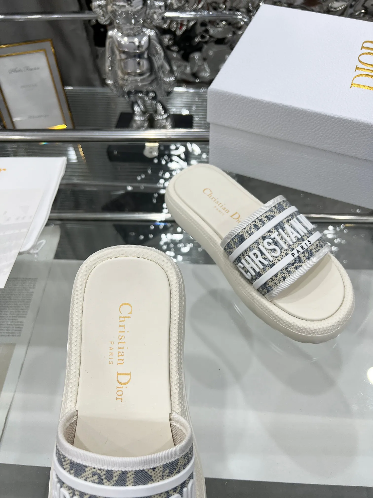 👟👟Ex-factory price 360👟👟 Dior Dior spring and summer catwalk newly upgraded sandal series classic thick-soled sandals original 1:1 development soft and delicate foot feel extremely comfortable versatile style original foam outsole 💝💝💝easy to control, 3 colors available, medium size 35-40 (41-42 customized)